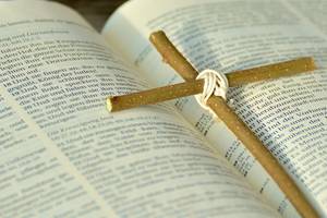 Exerzitien im Haus Maria Lindenberg Ansicht auf Bibel mit Kreuz