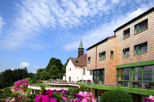 Quelle: Erzbischöfliches Seelsorgeamt Freiburg - Bildungshäuser und Familienferienstätten Ansicht auf das Haus Maria Lindenberg