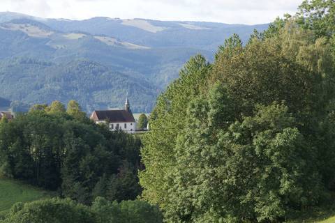 Fernsicht zur Wallfahrtskirche auf dem Lindenberg