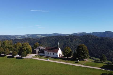 Fernsicht auf die Wallfahrtskirche Maria Lindenberg