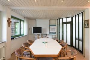 Quelle: Erzbischöfliches Seelsorgeamt Freiburg - Bildungshäuser und Familienferienstätten Bild Bibliothek im Haus Maria Lindeberg