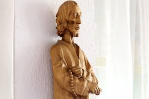 Quelle: Erzbischöfliches Seelsorgeamt Freiburg - Bildungshäuser und Familienferienstätten Männergebetswache im Haus Maria Lindenberg Holzfigur
